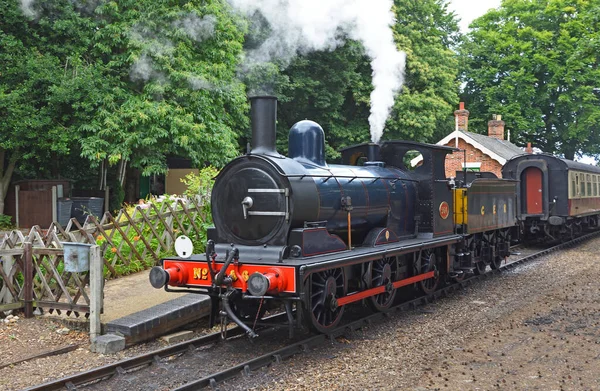 HOLT, NORFOLK, İngiltere - 14 Temmuz 2022 Kuzey Norfolk Demiryolu Buhar Treni GER-Y14-0-6-0 564 Holt İstasyonu 'na yanaşıyor.