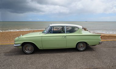 Felixstowe, Suffolk, İngiltere - 04 Mayıs 2025: Klasik Ford Konsolosu Capri arka planda sahil ve deniz kenarına park etti