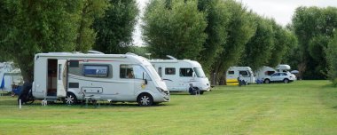 St Neots, Cambridgeshire, İngiltere - 29 Haziran 2025: Kamp Vans ve Karavanları kamp alanında arka arkaya