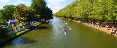 Yatak Odası, Bedfordshire, İngiltere - 10 Mayıs 2025: Bedford 'daki Ouse nehrinde kürek takımları