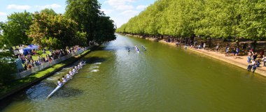 Yatak Odası, Bedfordshire, İngiltere - 10 Mayıs 2025: Bedford 'daki Ouse nehrinde kürek takımları