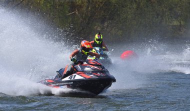 Wyboston, Bedfordshire, İngiltere - 12 Nisan 2025: Jet Ski yarışçıları hız konusunda viraj alıyorlar