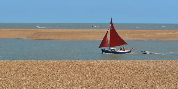 Barco de vela roja en Felixstowe Ferry — Foto de Stock