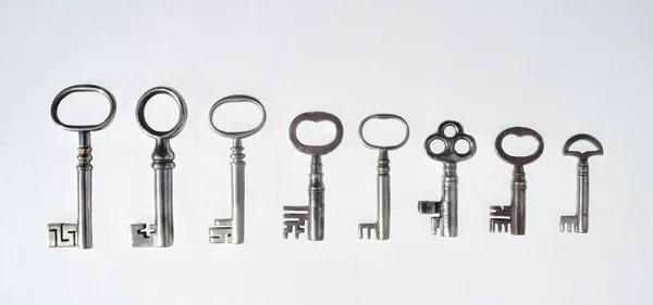 8 clés de tuyau antiques sur un fond blanc — Photo