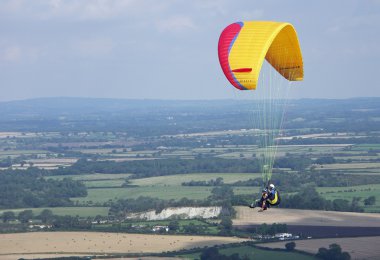 İnsanlar Parascending Firle Doğu Sussex yakınındaki South Downs kapalı