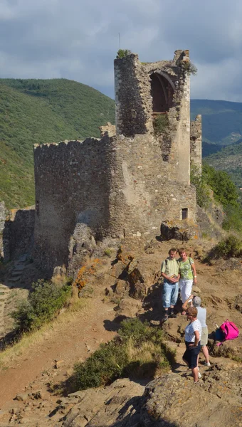 Λήψη φωτογραφιών από κάθε πάνω από, τέσσερα κάστρα Lastours τουρίστες. — Φωτογραφία Αρχείου