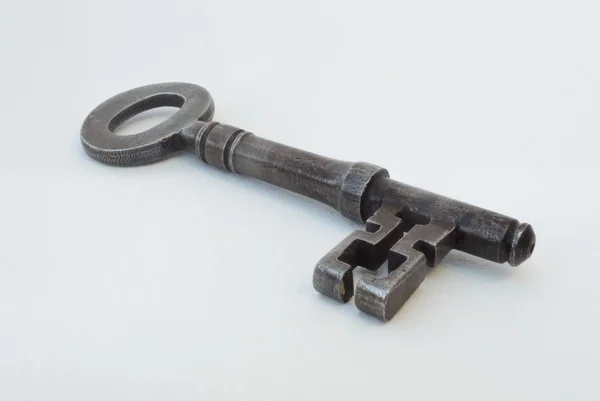 Chave de porta antiga única no branco — Fotografia de Stock