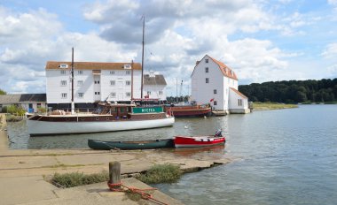 Woodbridge Quay ve gelgit şimdi çalışan bir müze değirmen.