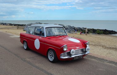 Bir klasik Ford Anglia otomobil Rallisi'nde Felixstowe sahil üzerinde.