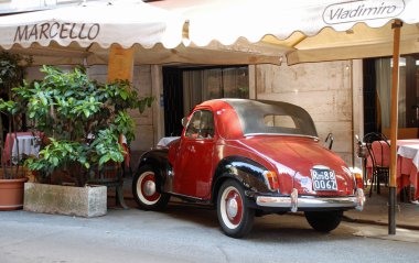 Restoran Roma dışında klasik araba park.