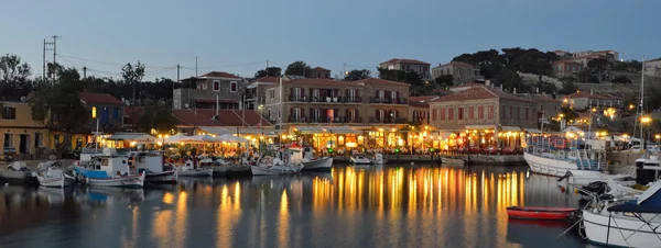 Liman Restoran Molyvos erken akşam yemek insanlar.