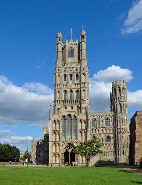 : Ely Cathedral open voor toeristen en voor aanbidding. — Stockfoto