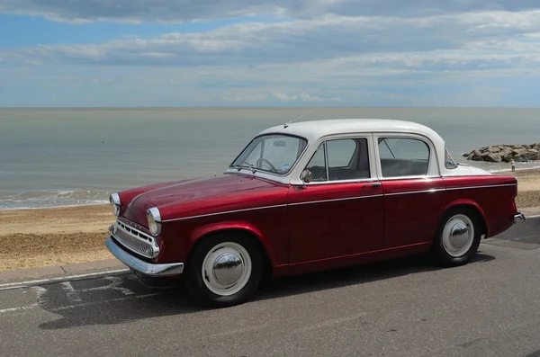 Um clássico Hillman Motor Car em Rally em Felixstowe Seafront . — Fotografia de Stock