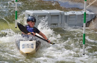 Genç rakip rekabet Bedford Viking kayık Club Cardington Slalom sahasında.