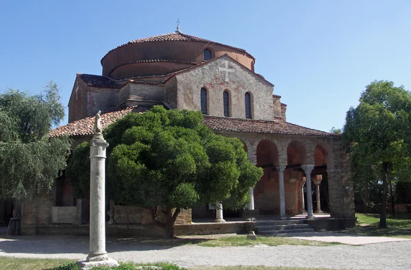 Santa Fosca Katedrali gölde dinmesini en eski bina Torcello Island üzerinde. — Stok fotoğraf