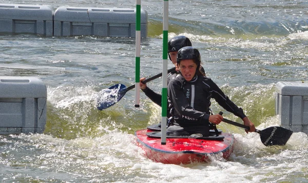 :Gra podwójna konkurenta w konkursie Ladies Canoe — Zdjęcie stockowe