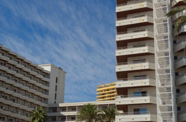 Torremolinos apartman blokları ve mavi gökyüzü