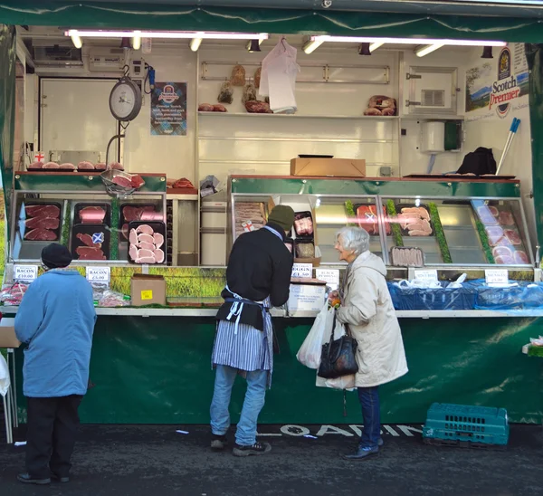 Acheteurs servis dans une échoppe à viande sur le marché de St Ives . — Photo