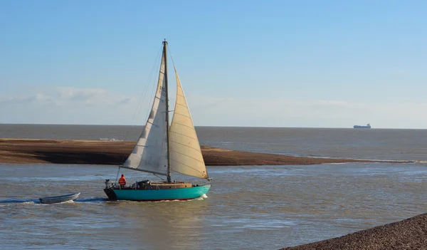 Yate Vintage negociando el difícil estuario del río Deben en Felixstowe Ferry . — Foto de Stock