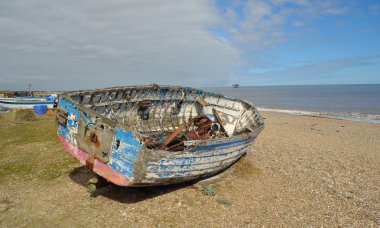 Suffolk Sizewell sahilde eski tekne