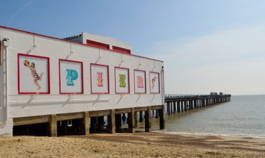 Felixstowe Pier güneşli bir halka açık.