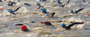 Sahne nehir Ouse St Neots Cambridgeshire Yüzme, triatlon rakip.