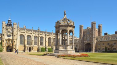 Trinity College çeşme, büyük kapısı ve Şapel.