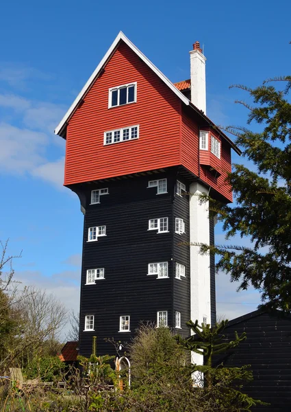 Ele casa nas nuvens bem conhecido Suffolk marco . — Fotografia de Stock