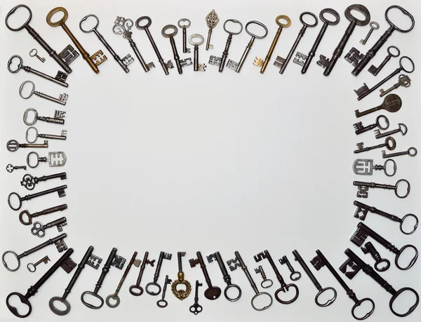 Telaio o bordo di chiavi antiche su bianco — Foto Stock
