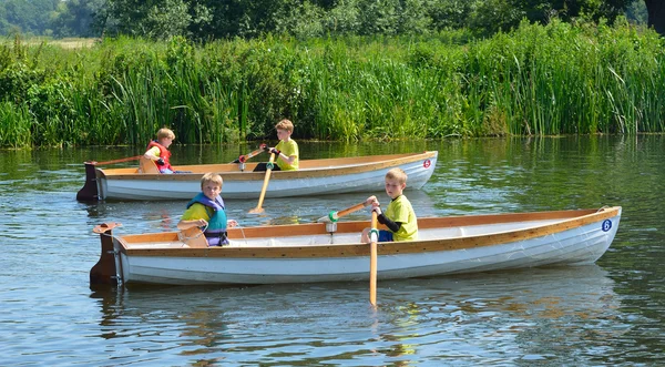 Children in rowing boat waiting for race to start. — Stock Photo, Image