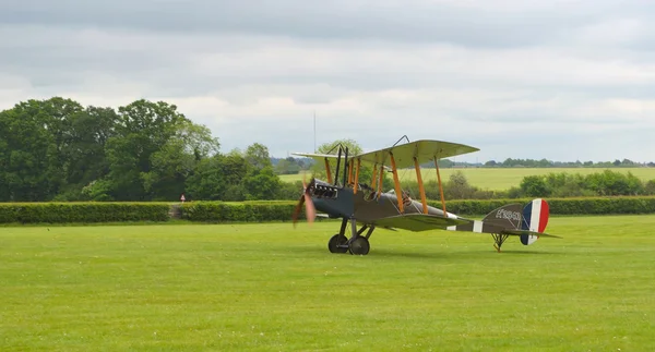 Een Royal Aircraft Factory B.E.2s vliegtuig landing op vliegveld. — Stockfoto