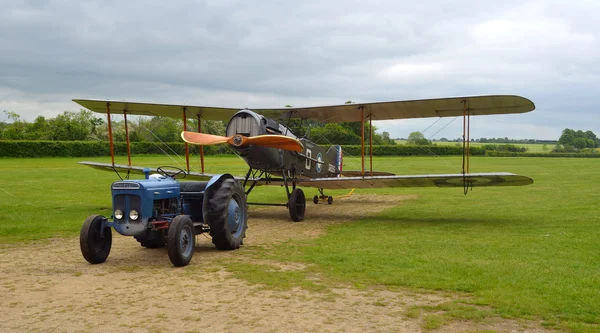 Bristol F2B Fighter listo para remolcar en percha . — Foto de Stock