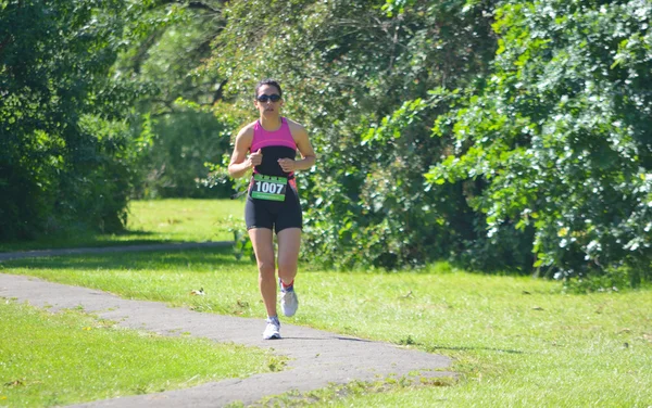 Corridore di triathlon nel parco St Neots Cambridgeshire . — Foto Stock