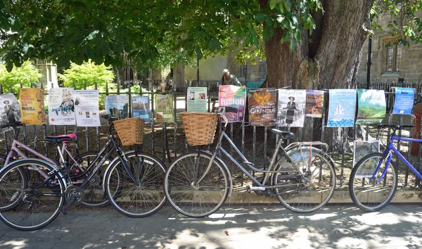 Bicicletas e cartazes ligados a grades Cambridge — Fotografia de Stock