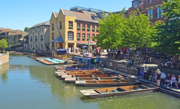 Tüm ve Magdalene kolej Cambridge Cam Nehri.