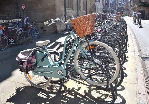 Bicicletas estacionadas em Cambridge Trinity Street . — Fotografia de Stock