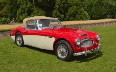 Klasik Austin Healey 3000 MkII bir eski model araba içinde göster.