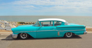 Klasik ışık mavi Chevrolet Delray motorlusunu Felixstowe seafront adlı gösteri.