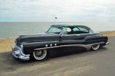 Felixstowe sahil üzerinde klasik siyah Buick sekiz otomobil.