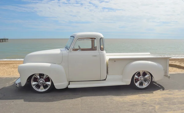 White 1952 Chevrolet pick-up op show in Felixstowe seafront. — Stockfoto