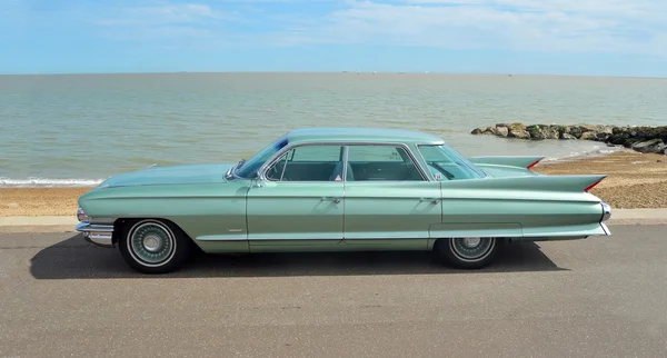 Klassieke Cadillac Sedan de Ville motorcar tentoongesteld aan Felixstowe kust. — Stockfoto