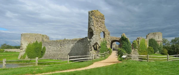 Castillo de Pevensey abierto al público . — Foto de Stock