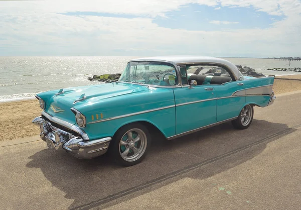 Klasik ışık mavi Chevrolet Belair Felixstowe sahil üzerinde gösteri.