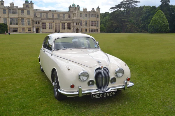 Классический автомобиль White Jaguar на выставке в Audley End House — стоковое фото