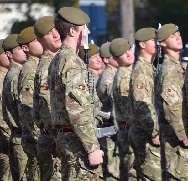 Soldaterna av Royal Anglian regementet på parad dressing till höger. — Stockfoto