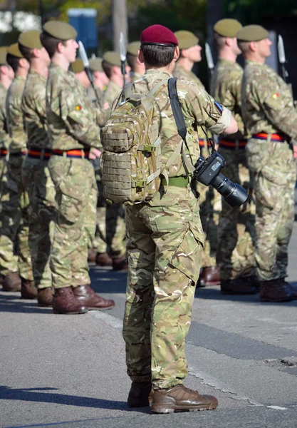 Armé fotograf ta fotografier av Royal Anglian regementet på parad. — Stockfoto