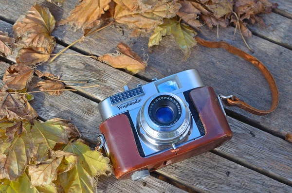 Vintage Voigtlander 35mm camera and Autumn leaves. — Stock Photo, Image