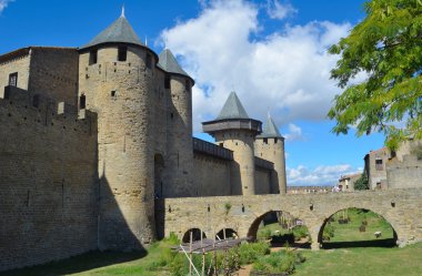 : Karcassonne'de iç duvar kuleleri ve alıntının köprüsü.