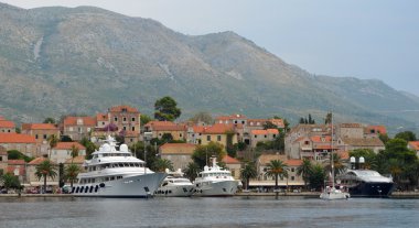 Cavtat liman ile lüks özel Yatlar Hırvat sahil şeridi üzerinde