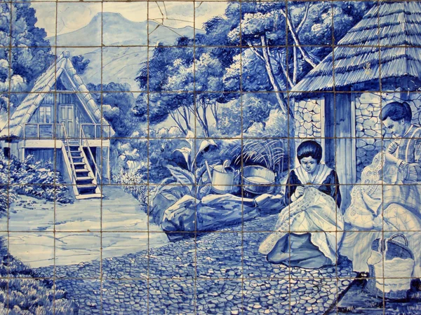 Azulejos tradicionais na Madeira que retratam a vida local . — Fotografia de Stock